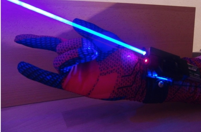 Самодельная перчатка Человека-паука с лазерным прицелом-2