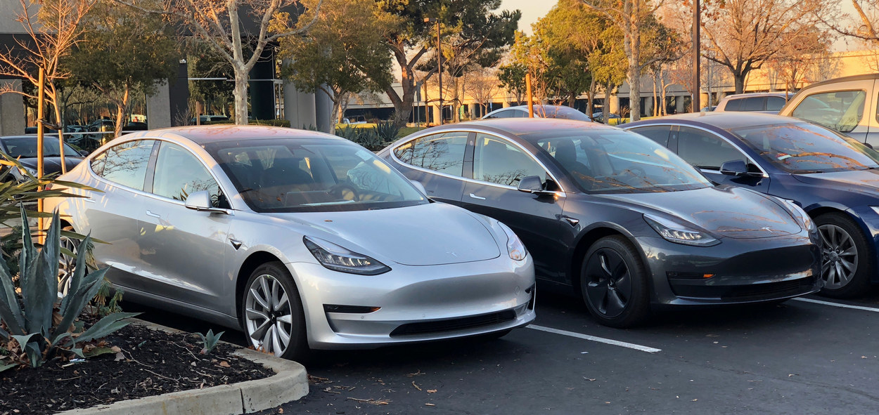 Tesla начала принимать заказы на Model 3 и другие электромобили из Украины