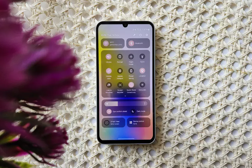 Samsung ищет новые источники OLED-панелей для своих смартфонов