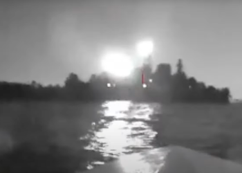 В интернете появилось видео с морского беспилотника, который атаковал большой российский десантный корабль «Оленегорский горняк»