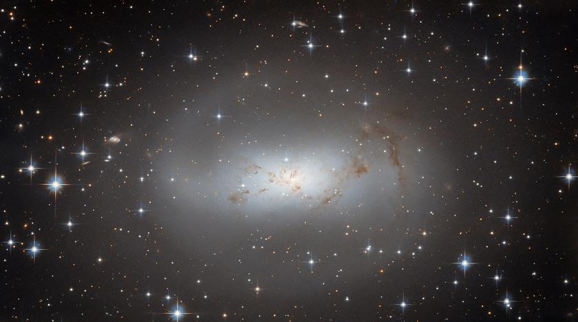 Hubble сфотографировал близкую к Земле неправильную галактику ESO 174-1 