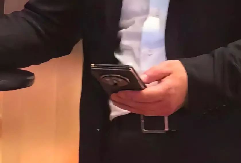 Глава Huawei уже ходит со смартфоном, который складывается в трое