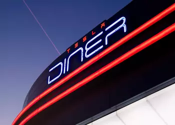 Очереди, урезанное меню и хаос: что не так с Tesla Diner