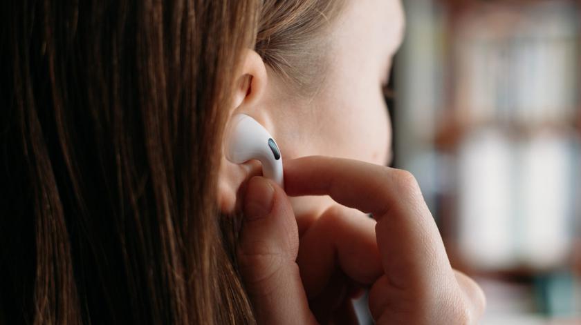 Apple может научить наушники AirPods распознавать владельца… по форме ушей!