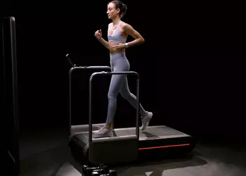 Amazfit HomeStudio: «умная» беговая дорожка с огромным 43-дюймовым экраном