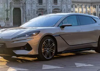 BYD представила в Европе премиальный бренд Denza и модель Z9GT, которая разворачивается на месте