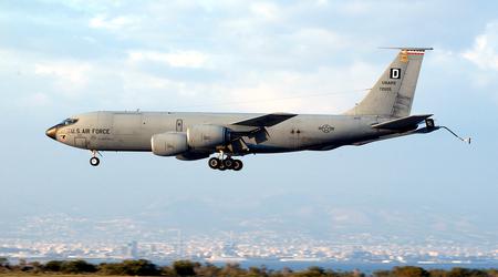 Trolling de nivel 80: Un avión militar estadounidense "dibujó" un pene en el cielo sobre una base aérea rusa