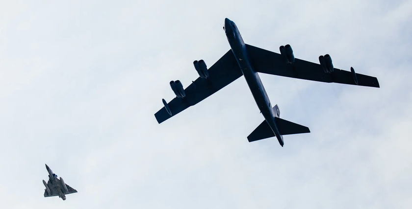 Видео: Ядерные бомбардировщики B-52 Stratofortress появились в Эстонии в 200 км от границы с россией