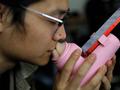 Китайский стартап разработал искусственные губы для поцелуев на расстоянии, которые управляются через приложение на смартфоне