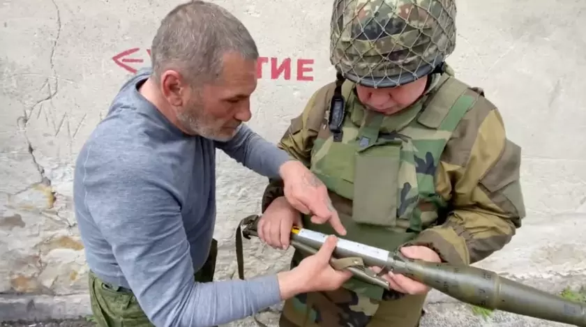 «Американцы написали латинскими буквами на украинском языке»: оккупанты так прочитали инструкцию на польском к РПГ-76 Komar (видео)