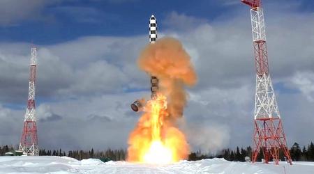 Russland har offisielt kunngjort at de interkontinentale ballistiske missilene RS-28 Sarmat med en rekkevidde på opptil 18 000 kilometer, som kan bære en kjernefysisk ladning på 7,5 megatonn, er satt i kamptjeneste.