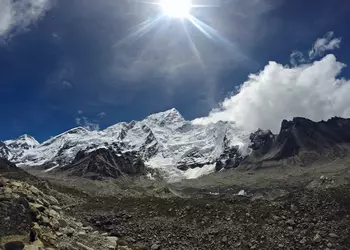 Связь на высоте: как работает мобильная сеть, электроэнергия и интернет в горах Непала