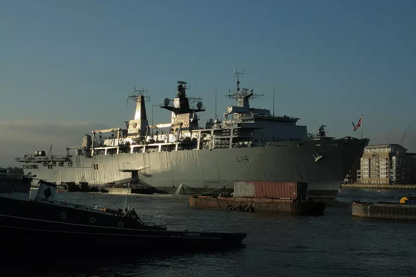 Отправляйтесь в путешествие с HMS Albion: Десантное десантное судно Королевского флота