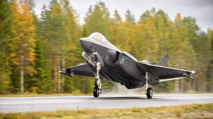 Истребители пятого поколения F-35A Lightning II впервые в истории совершили взлёт и посадку на шоссе общего назначения
