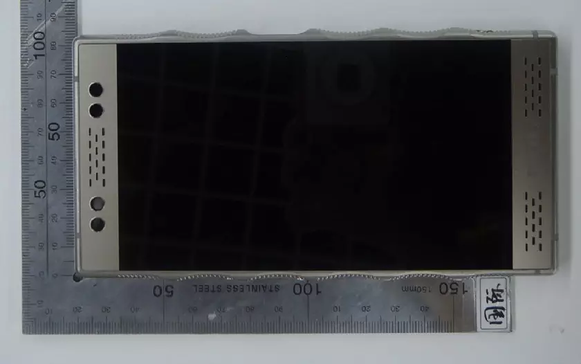 Титановый Red Hydrogen One сертифицирован в FCC