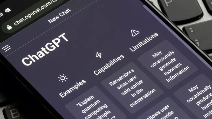 Посещаемость сайта ChatGPT упала впервые с момента его запуска