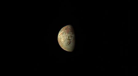 La station interplanétaire Juno de la NASA s'approche aujourd'hui de manière record du corps le plus actif du système solaire sur le plan volcanique.