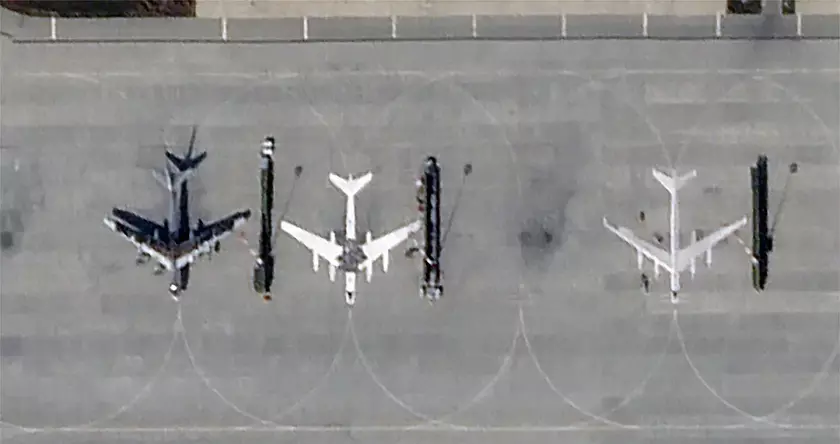 Россияне нарисовали ядерные бомбардировщики Ту-95МС на авиабазе Энгельс для защиты стратегических самолётов от украинских дронов