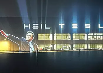 Нацистское приветствие Маска показали с помощью проектора на фасаде завода Gigafactory Berlin-Brandenburg