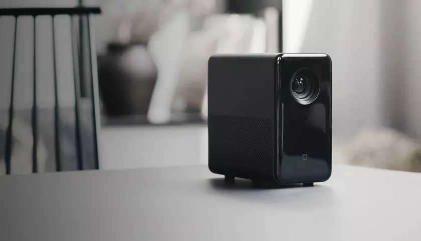 Проектор Xiaomi Mijia Projector показывает Full HD-видео диагональю 120 дюймов и стоит $625
