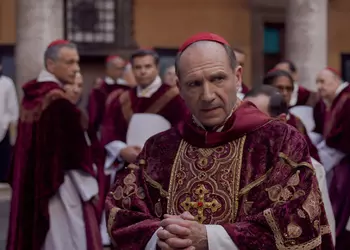 Питер Строган получил Оскар за лучший адаптированный сценарий для фильма о политических интригах Conclave 