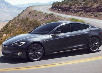 Автопилот Tesla Model S удирал от полицейских со скоростью более 140 км/ч, пока водитель спал за рулем