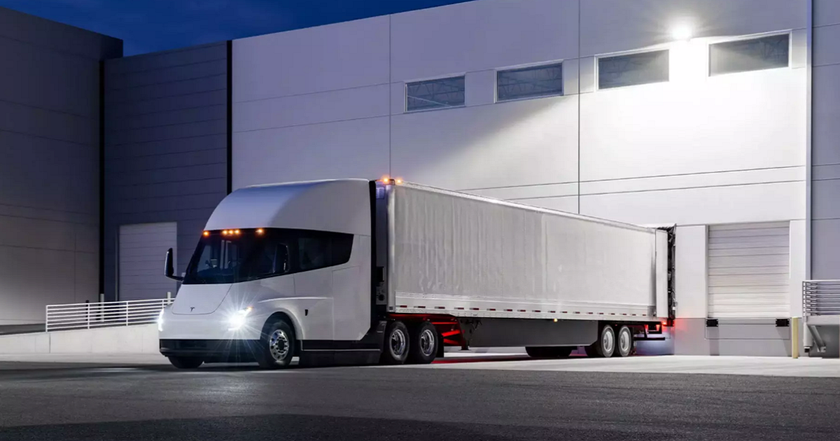 Tesla с трёхлетней задержкой начала поставки электрических грузовиков Semi