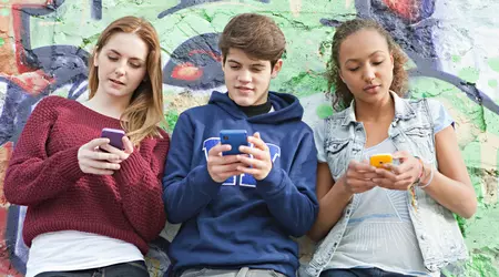 British college, where Prince William, Harry, Boris Johnson and others studied, bans smartphones for freshmen