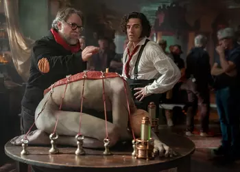 Гильермо дель Торо создал «Франкенштейна» эпохи ИИ: готика, кровь и сатира на техногениев