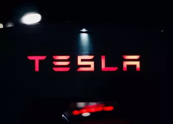 Минюст США потребовал от Tesla предоставить документы о функциях автономного вождения Autopilot и FSD