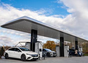Mercedes открыла в Европе фирменный хаб с зарядными станциями для электромобилей мощностью 300 кВт
