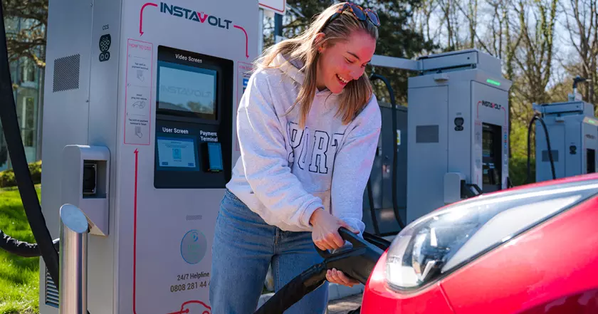 Будущее за углом: Новые зарядные станции для электромобилей