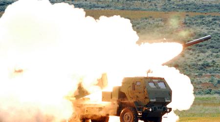 Les États-Unis prévoient d'acheter 700 kits d'artillerie à haute mobilité M142 HIMARS, 1 700 missiles balistiques ATACMS et plus de 100 000 roquettes GMLRS en 2023.