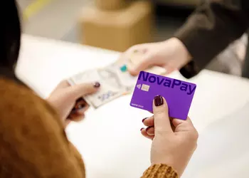 Карта Новой почты NovaPay позволяет снимать наличные без комиссии в 10 000 торговых точках по Украине