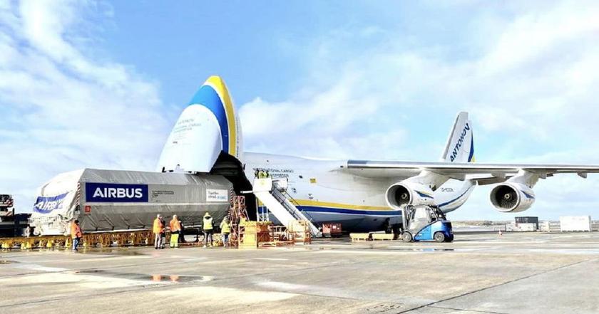 Украинский самолёт АН-124-100-150 доставил 50-тонный спутник Airbus на стартовую площадку NASA, откуда он будет запущен компанией SpaceX