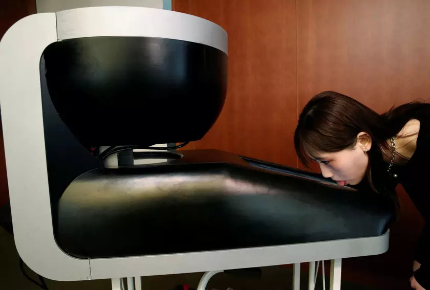 В Японии создали телевизор, который передаёт вкусы – для этого его нужно облизать