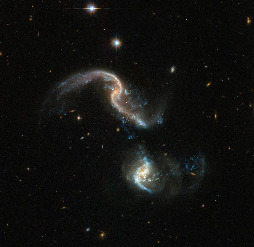 Телескоп «Хаббл» запечатлел две сталкивающиеся галактики