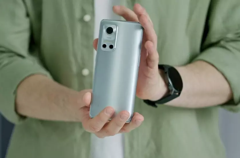 Не только магнитная зарядка MagDart: смартфон Realme Flash получил две 50 МП камеры, OIS и 120 Гц дисплей E4