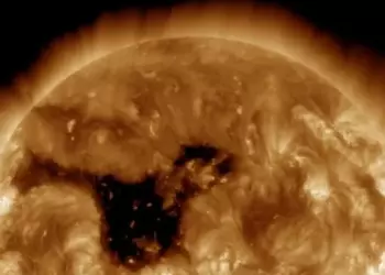 На Солнце обнаружена огромная корональная дыра, шириной в 800 000 км