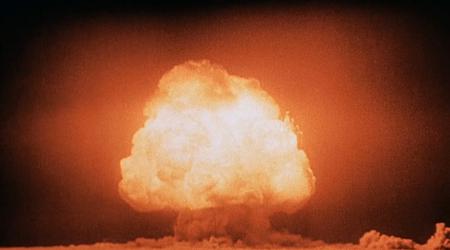 Radioaktivt nedfall fra den første menneskelige prøvesprengningen av et atomvåpen noensinne er påvist i 46 amerikanske delstater, Canada og Mexico.