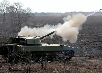 FPV-дрон разорвал на две части замаскированную российскую самоходную гаубицу 2С1 «Гвоздика»