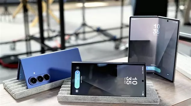 Samsung's New Foldable Phone: Wider Display, ...