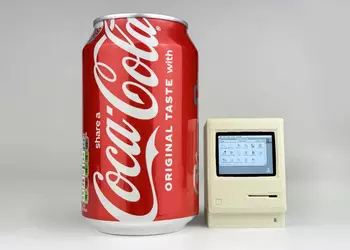 Да, это двухдюймовый мини-Macintosh и он работает (иногда): в продажу поступила прикольная реплика легендарного компьютера Apple