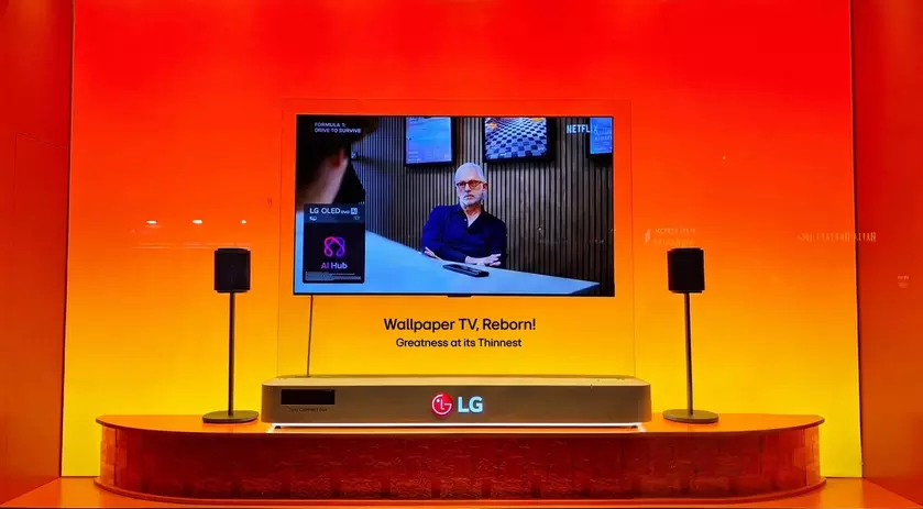 Телевизор LG Signature OLED W6 на стене