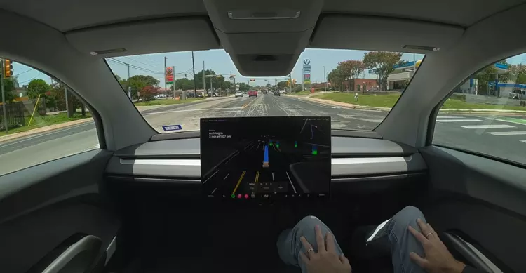 Tesla Cybercab вышел на дороги Остина: без руля, педалей и лишних обещаний