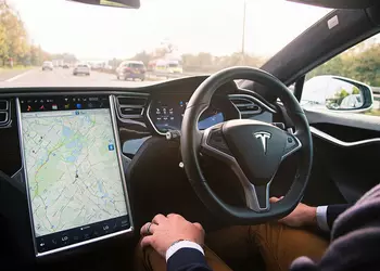 Водителя Tesla лишили прав за езду в пассажирском кресле
