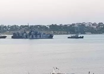 Опубликована фотография буксировки ракетного корабля «Самум» стоимостью $45 млн, который был подбит украинским экспериментальным дроном Sea Baby