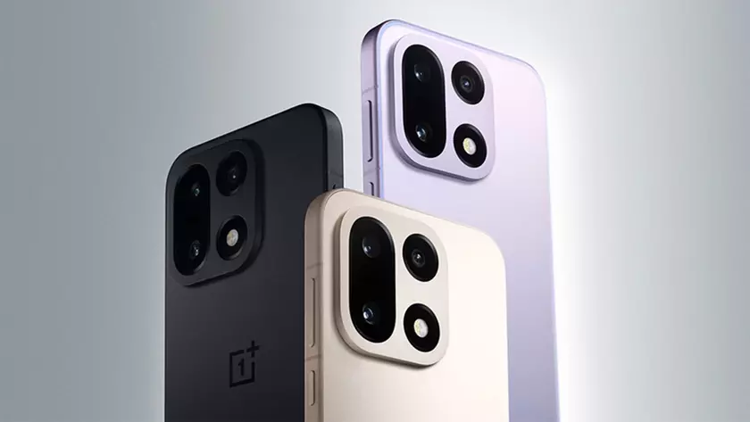 Смартфон OnePlus 15 с меню обновления