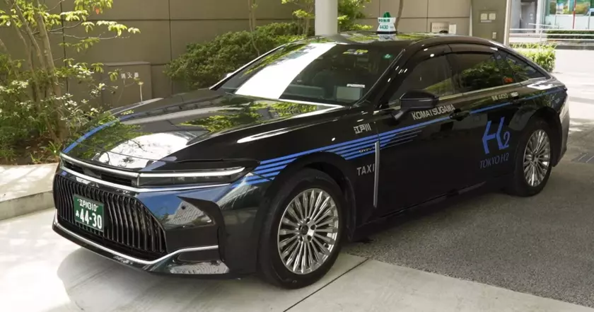 Toyota Crown FCEV: Водородное будущее для такси?