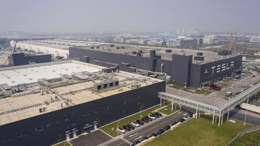 Chiny zakazują rozbudowy fabryki Tesli w Szanghaju z powodu powiązań firmy ze Starlink